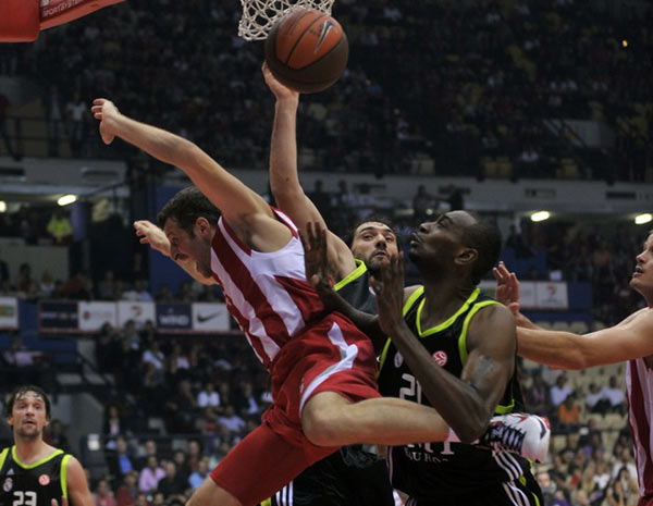 欧文突破防守助攻制胜（欧文强突防线妙传锁定胜局）