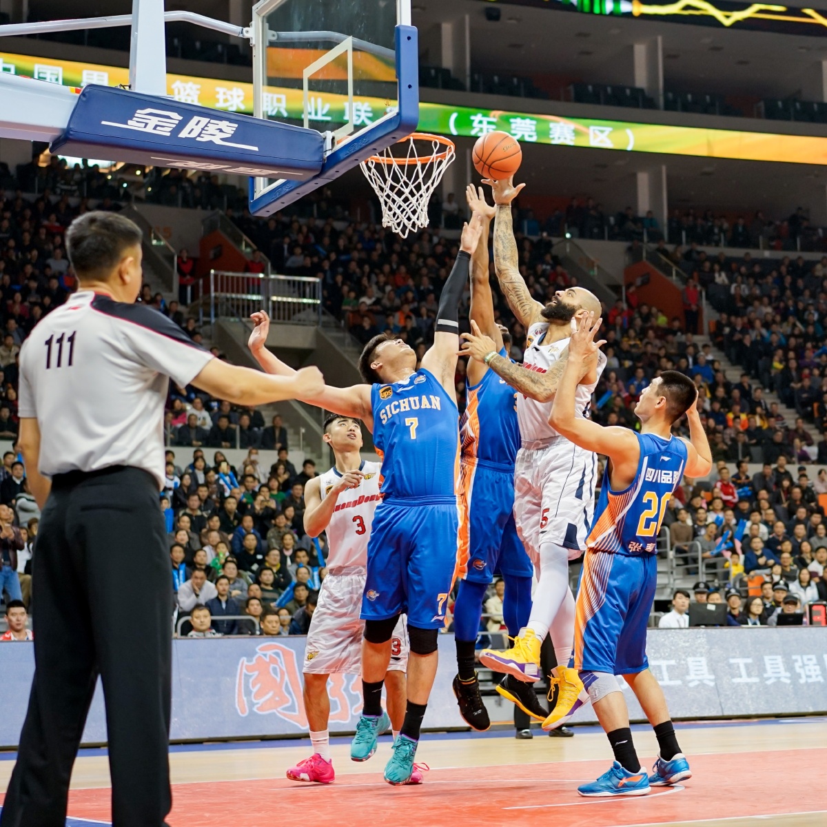 澳超战报：科斯格罗夫制胜，奥克兰FC 2-1中央海岸水手（澳超快讯：科斯格罗夫献制胜球，奥克兰FC2-1击退中央海岸水手）