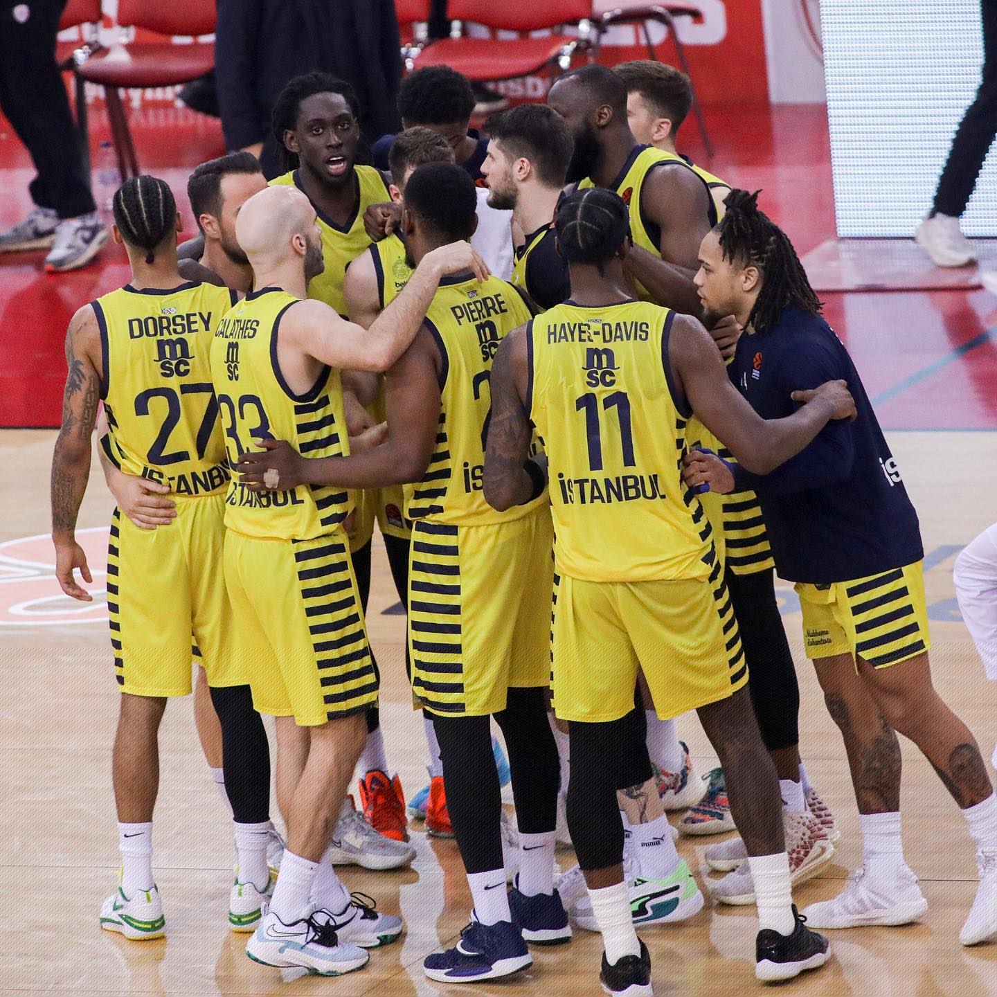 体坛记忆｜库里被拉倒，但是裁判却吹罚库里犯规，而迈克丹尼尔斯更是怂恿科尔去挑战（体坛回眸｜库里遭拉拽却被判犯规，迈克丹尼尔斯还怂恿科尔挑战判罚）