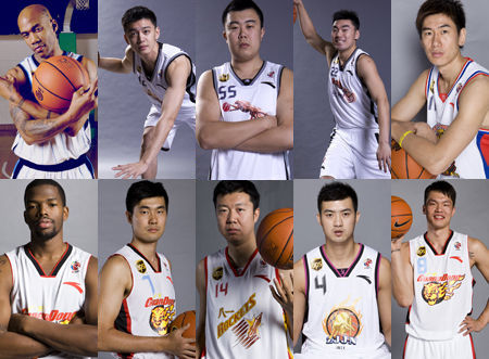 山东落后三分打两分？媒体人：分出来也没时间 传篮下已经很诡异（山东落后3分仍打2分，媒体人质疑：分到手也来不及，篮下处理诡异）