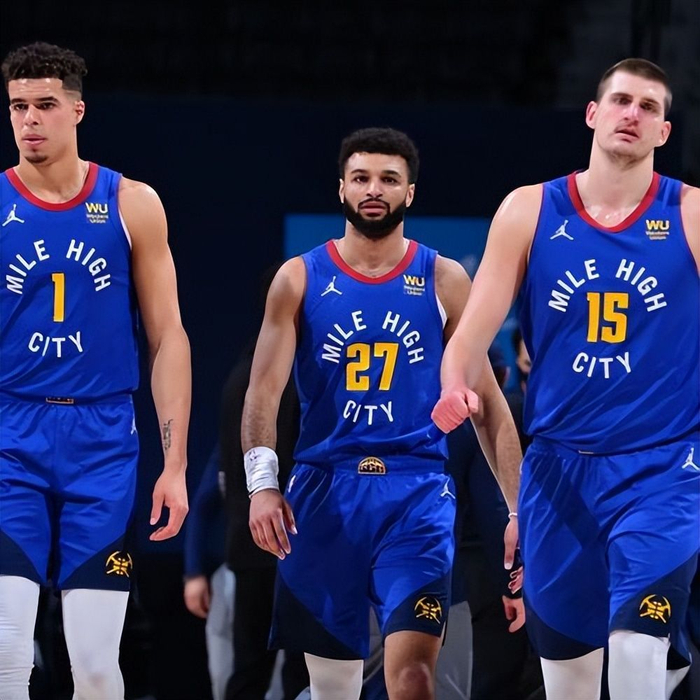 库里：巴特勒即使在数据统计上不显眼，但他依然能统治比赛（库里：即便巴特勒数据一般，他仍能主宰赛场）