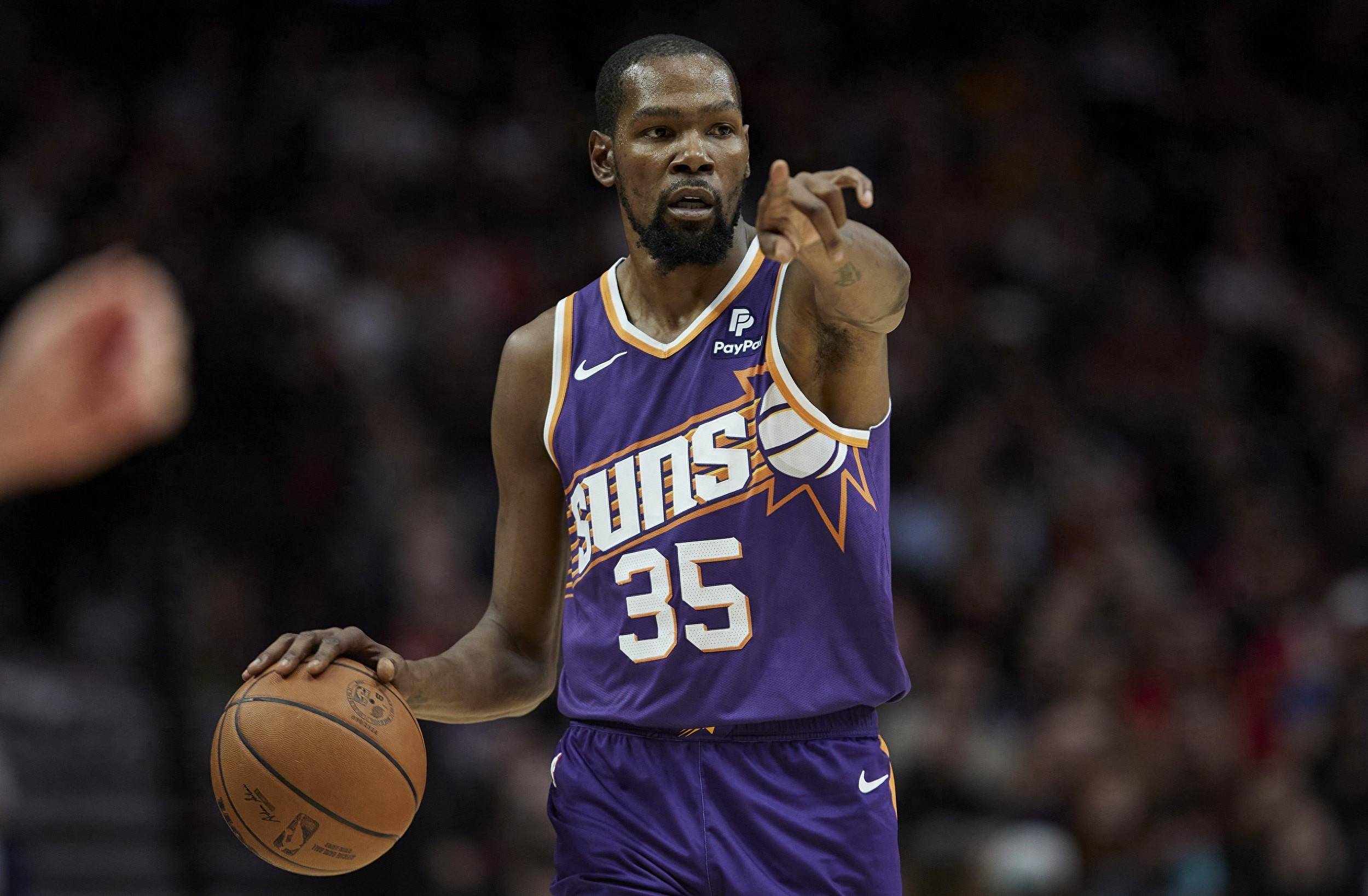 前锋连续两轮破门，全队士气高涨（前锋连场建功，球队士气飙升）