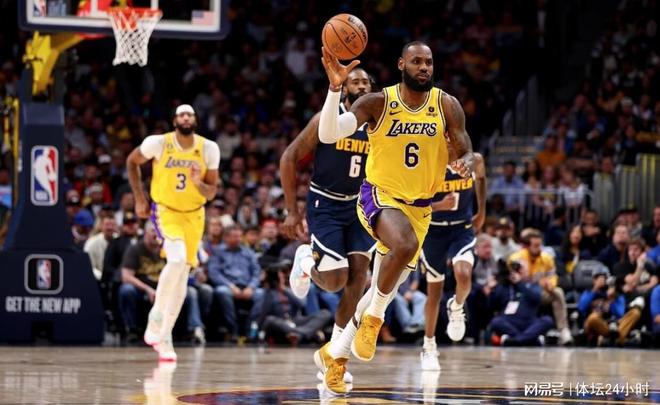 这球你怎么看？杜兰特疑似“二运”遭无视 裁判反吹东契奇犯规送罚球（这球该怎么判？杜兰特疑似二次运球未吹，裁判反判东契奇犯规送罚球）