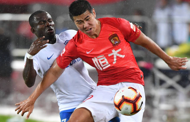 太尴尬！海兰德关键第一罚不中 第三罚故意不进却没沾筐违例送球权（太尴尬！海兰德关键首罚失手，第三罚故意不中未触筐被判违例送出球权）