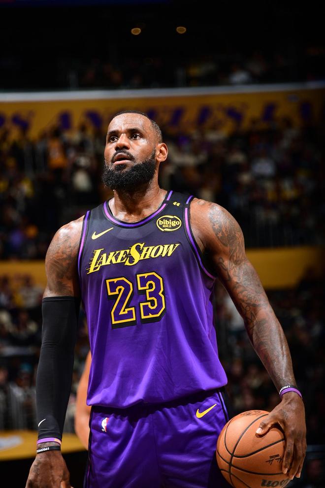 发布会变感谢会，李霄鹏赛后向各方致谢（赛后发布会成感谢时刻，李霄鹏向各界致谢）