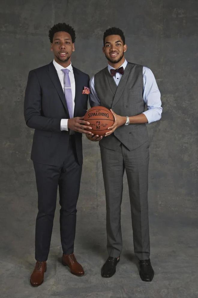 瓦塞尔&卡斯尔首节合砍21分，老鹰全队仅19分（瓦塞尔与卡斯尔首节联手轰下21分，老鹰全队仅得19分）