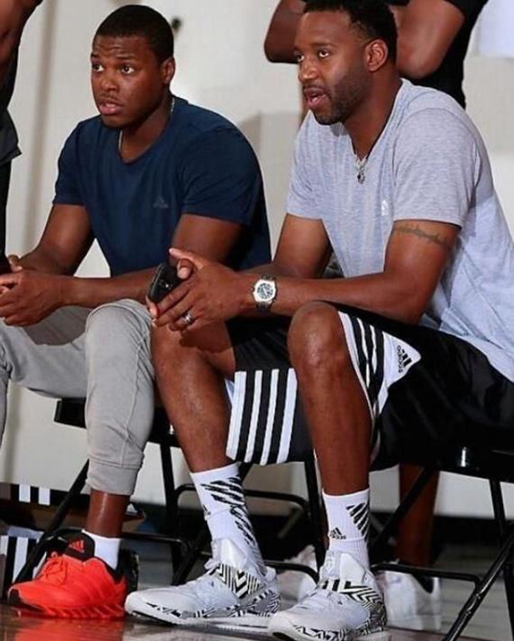 被抢爆了！文班亚马17中7拿到18分6板1助1断2帽 正负值-18（篮板受制！文班亚马17投7中拿18分6篮板1助攻1抢断2盖帽 正负值-18）