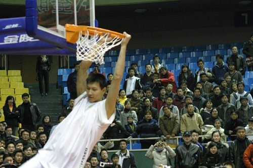 状态一般！阿夫迪亚14中7得到17分7板7助5失误5犯规（发挥平平：阿夫迪亚14投7中拿下17分7篮板7助攻，出现5失误5犯规）